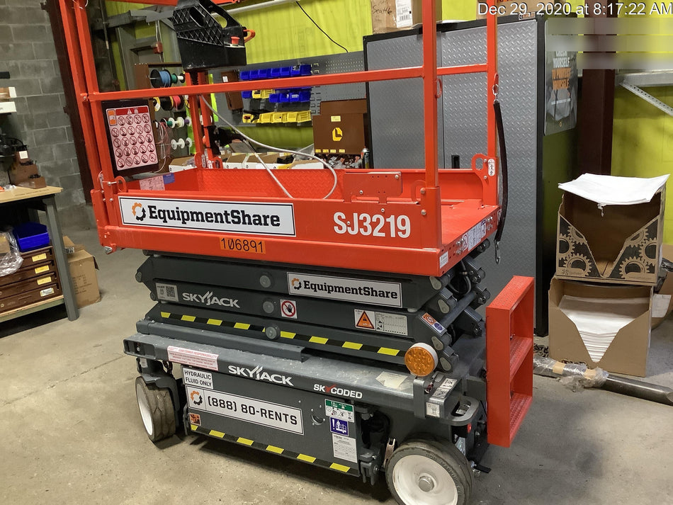 2020 Skyjack SJIII-3219 Solid NM Tires, Half height spring hinged entry gate, Dual Beacons, 800W Inverter