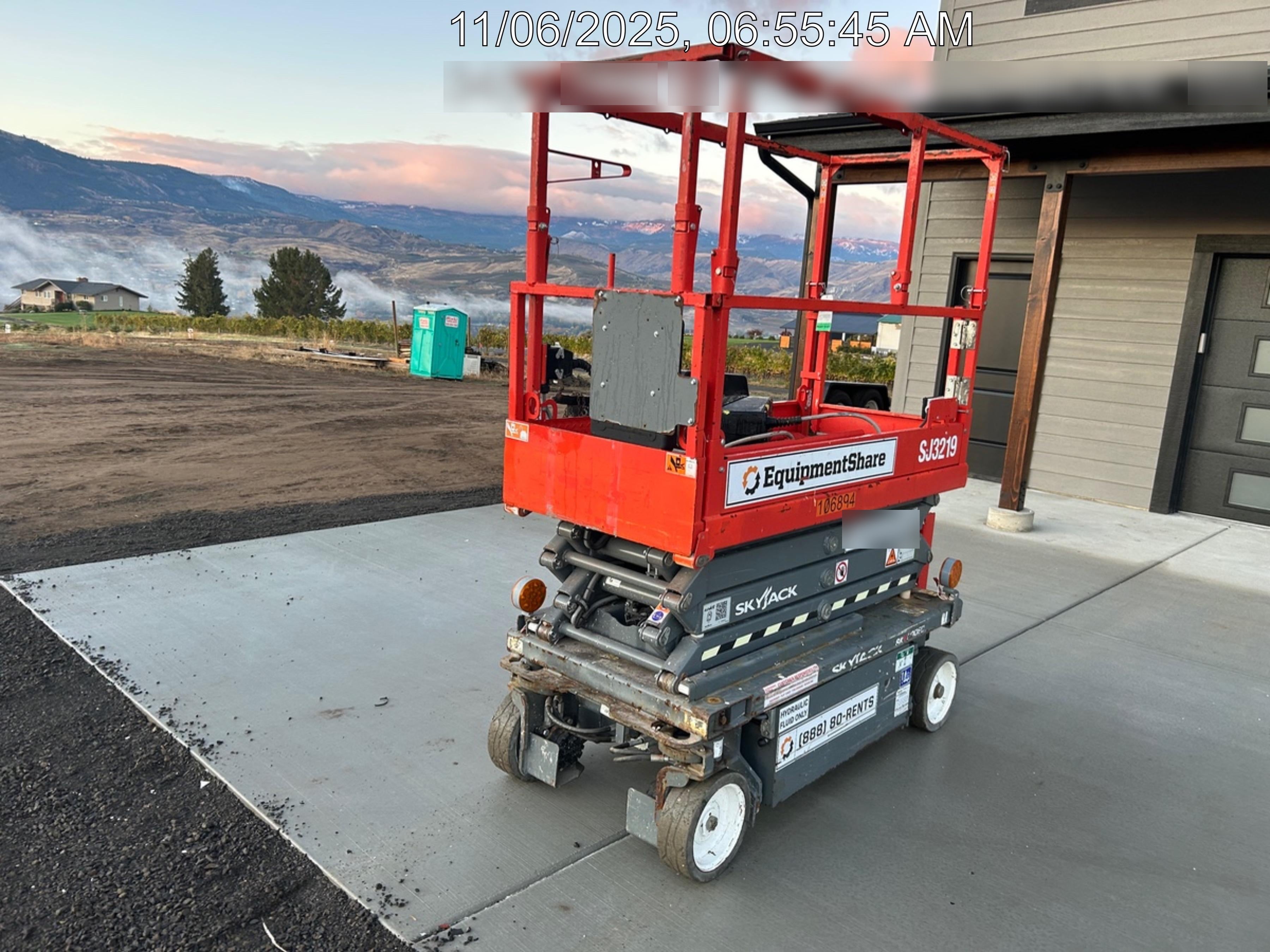 2020 Skyjack SJIII-3219 Solid NM Tires, Half height spring hinged entry gate, Dual Beacons, 800W Inverter