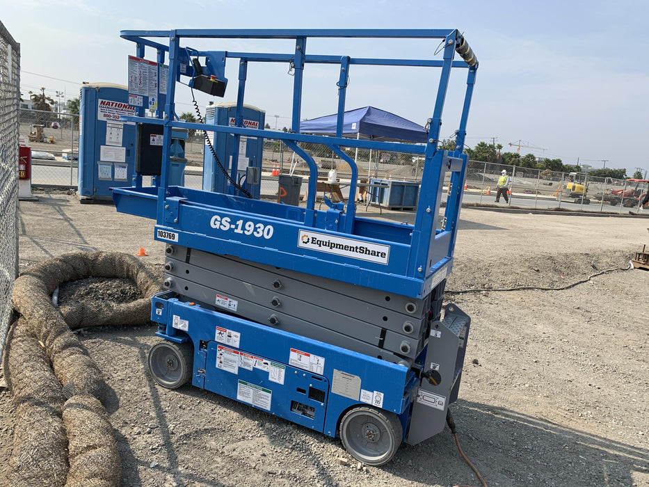 2020 Genie GS-1930 Solid Non Marking Tires, Beacon, Folding rails with half height swing gate, 800W Inverter