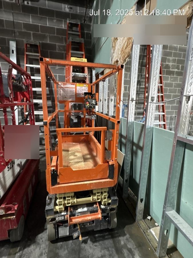 2022 JLG ES1330L