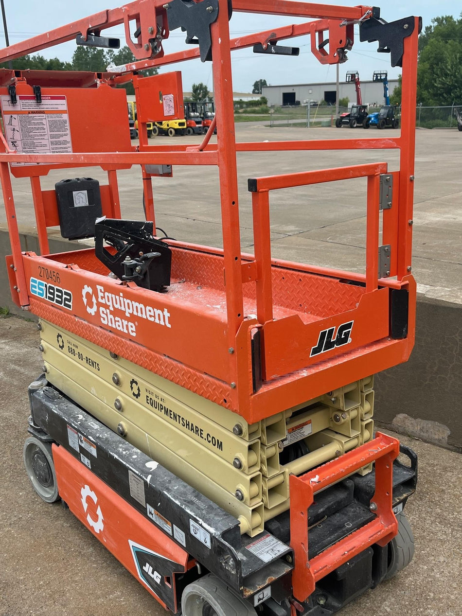 2022 JLG ES1932