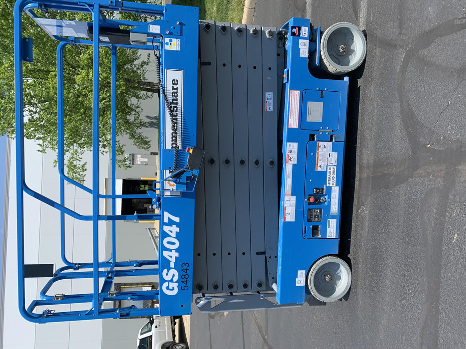 2019 Genie GS-4047 Folding rails with half height swing gate