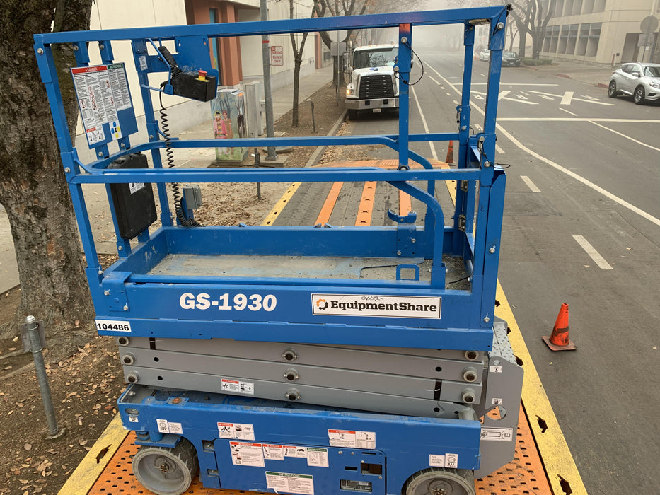 2020 Genie GS-1930 Solid Non Marking Tires, Beacon, Folding rails with half height swing gate, 800W Inverter