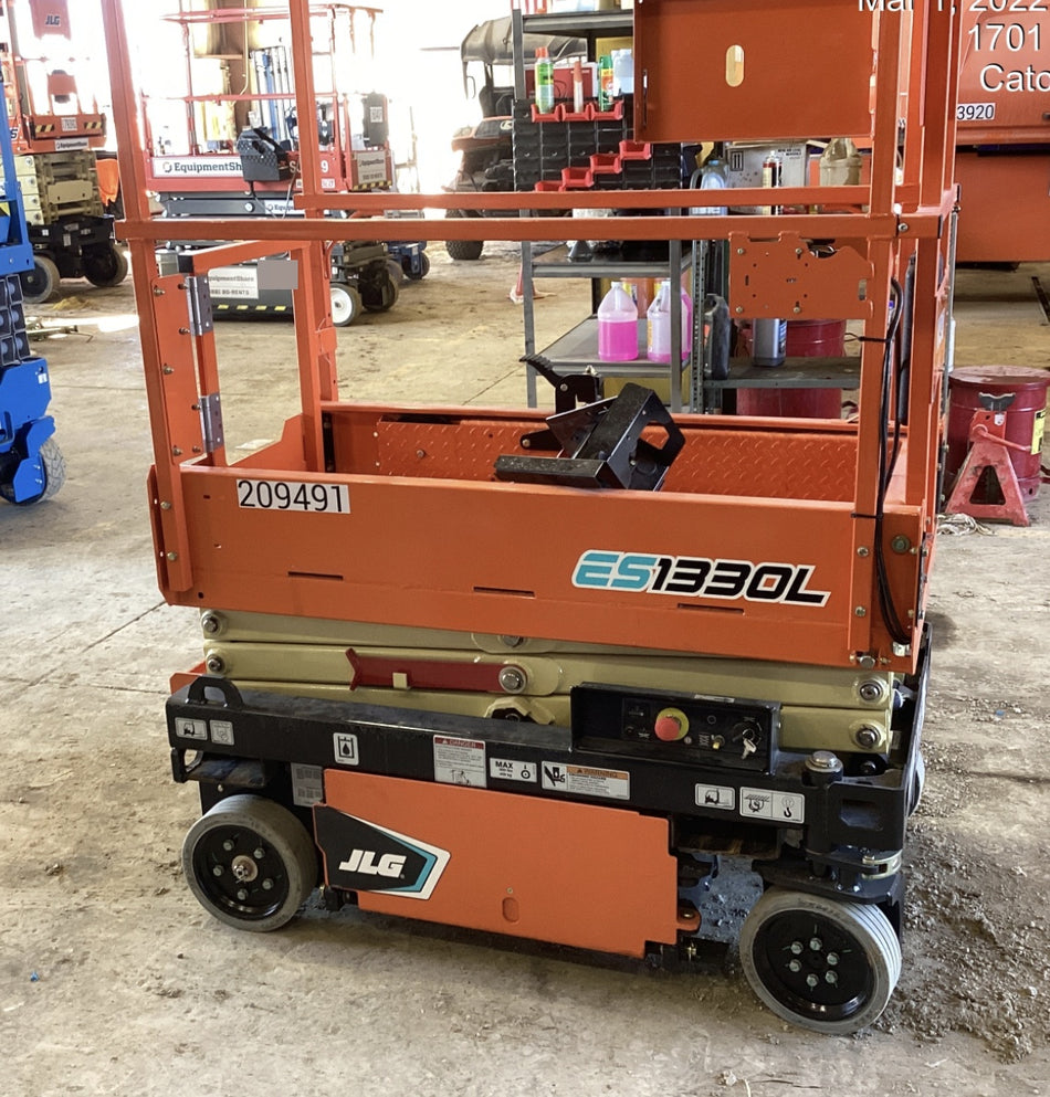 2022 JLG ES1330L