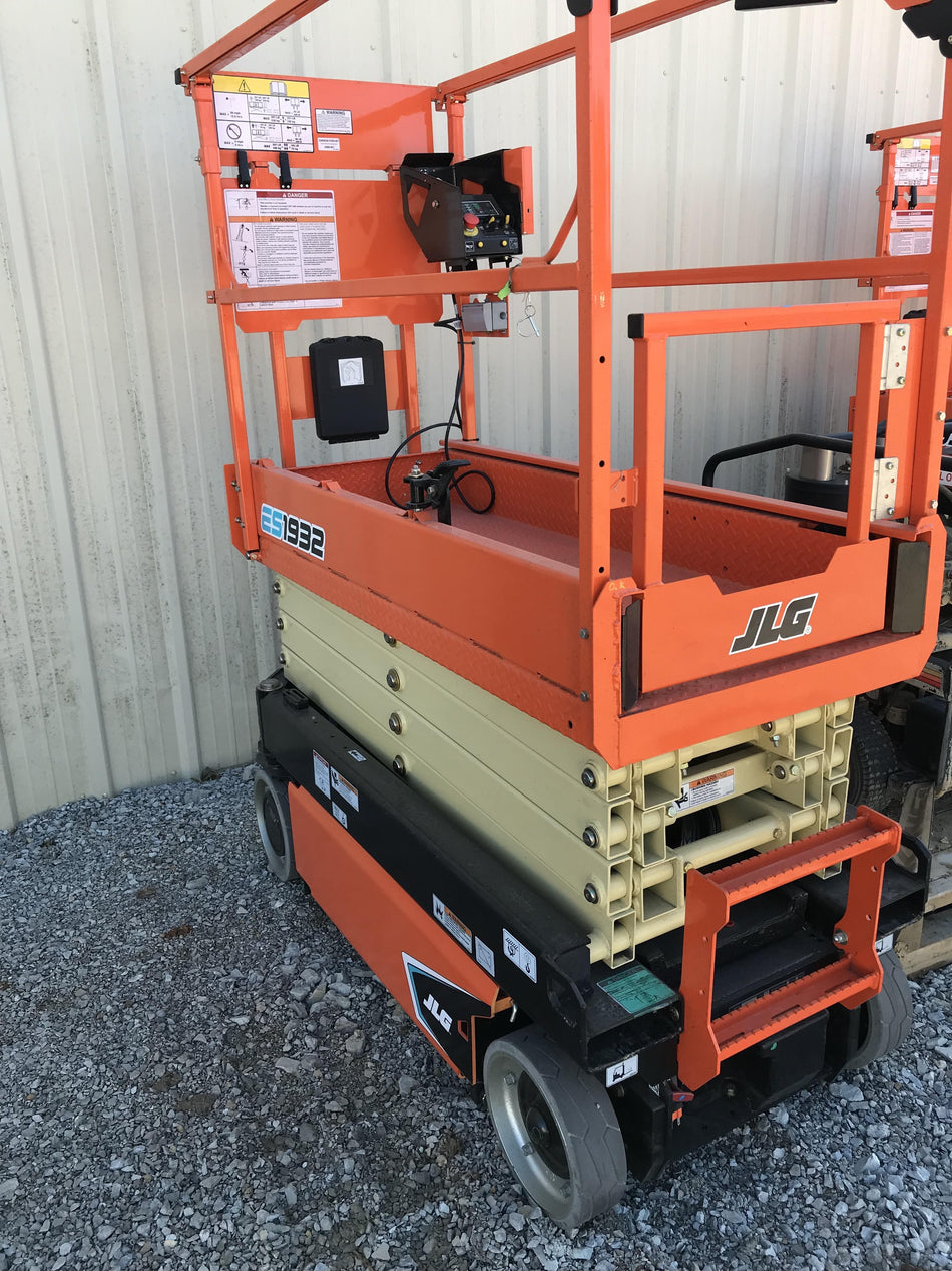 2022 JLG ES1932