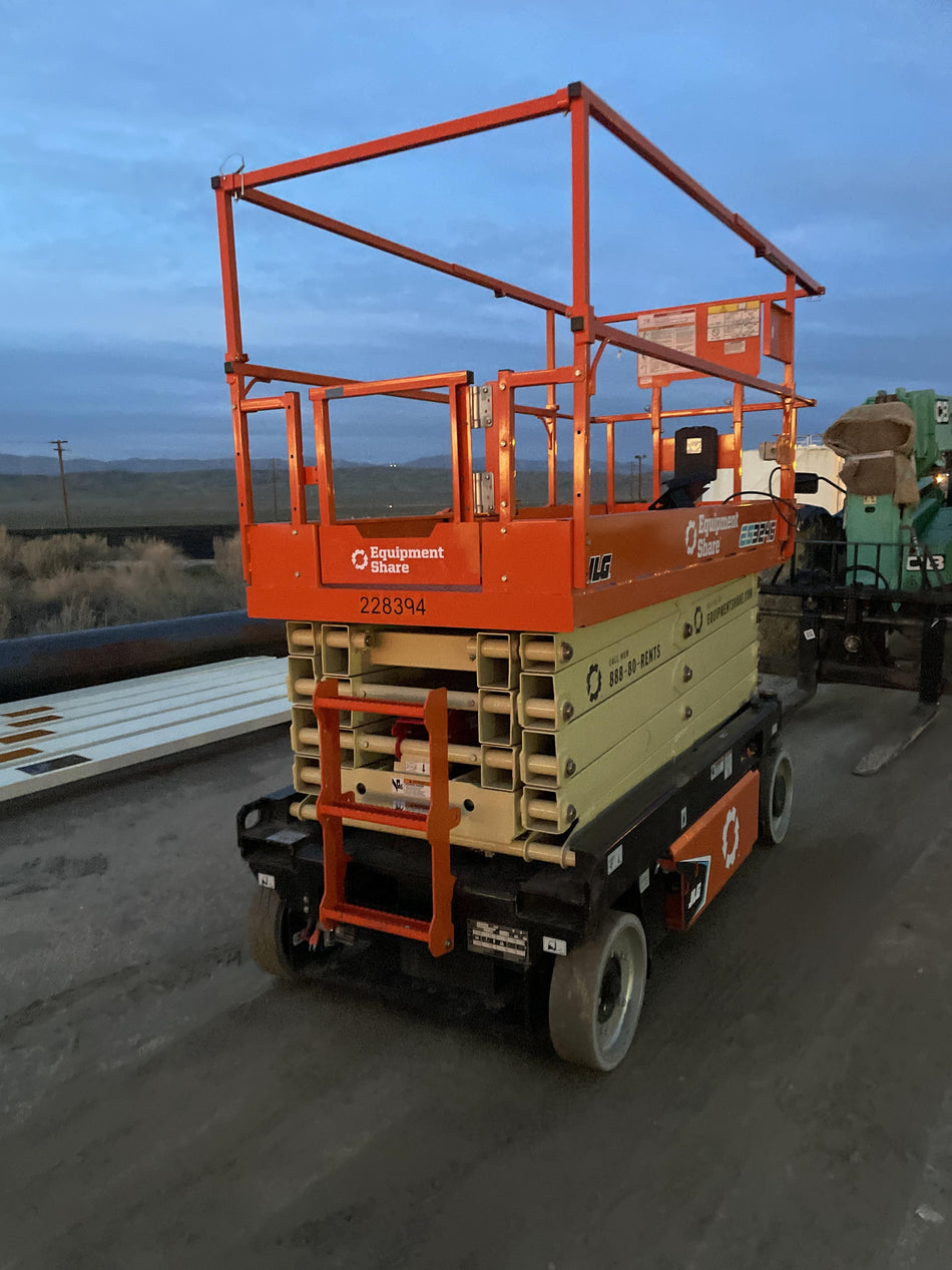 2022 JLG ES3246