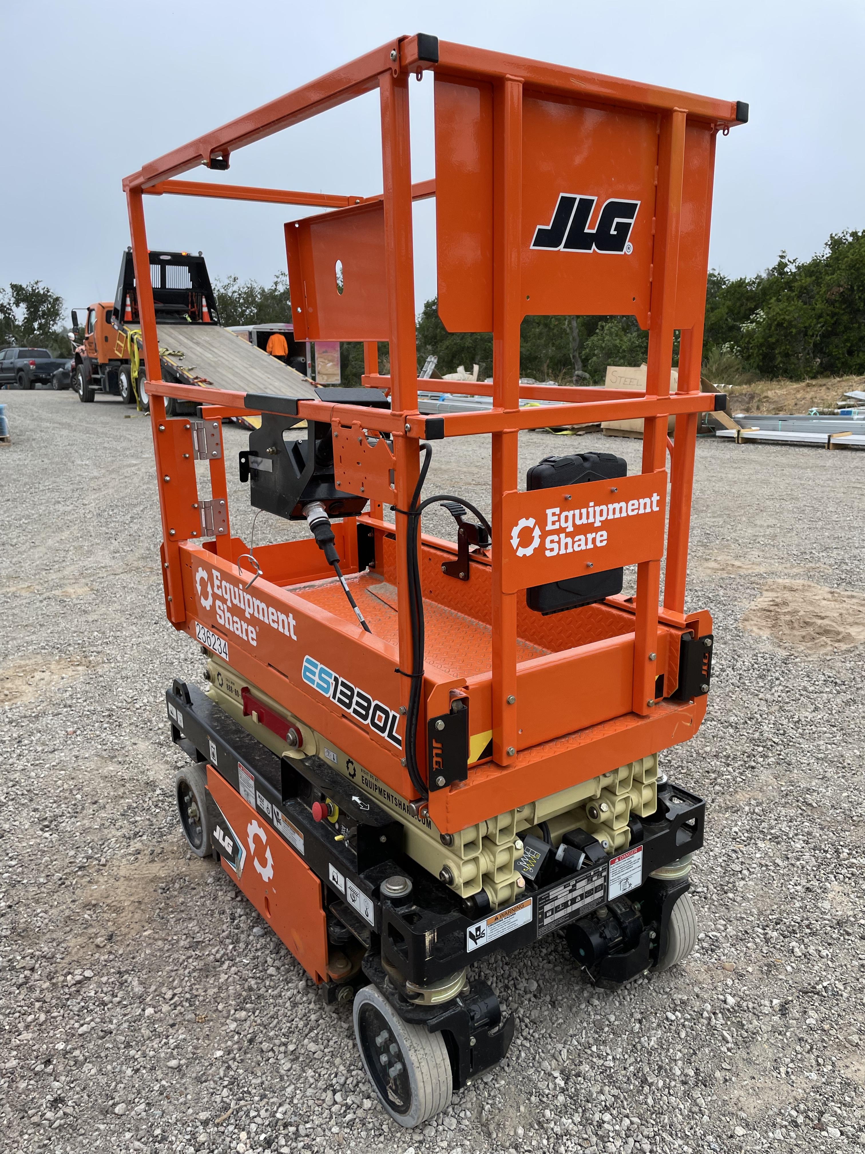 2022 JLG ES1330L