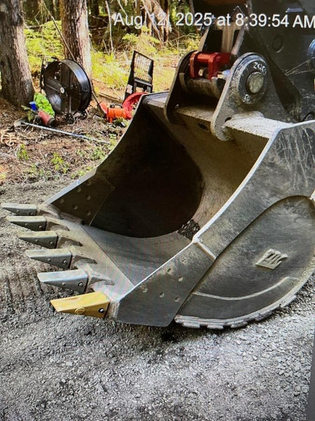 2025 HITACHI 54" Bucket - Hitachi