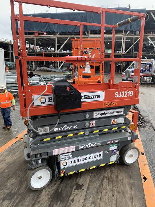 2020 Skyjack SJIII-3219 Solid NM Tires, Half height spring hinged entry gate, Dual Beacons, 800W Inverter