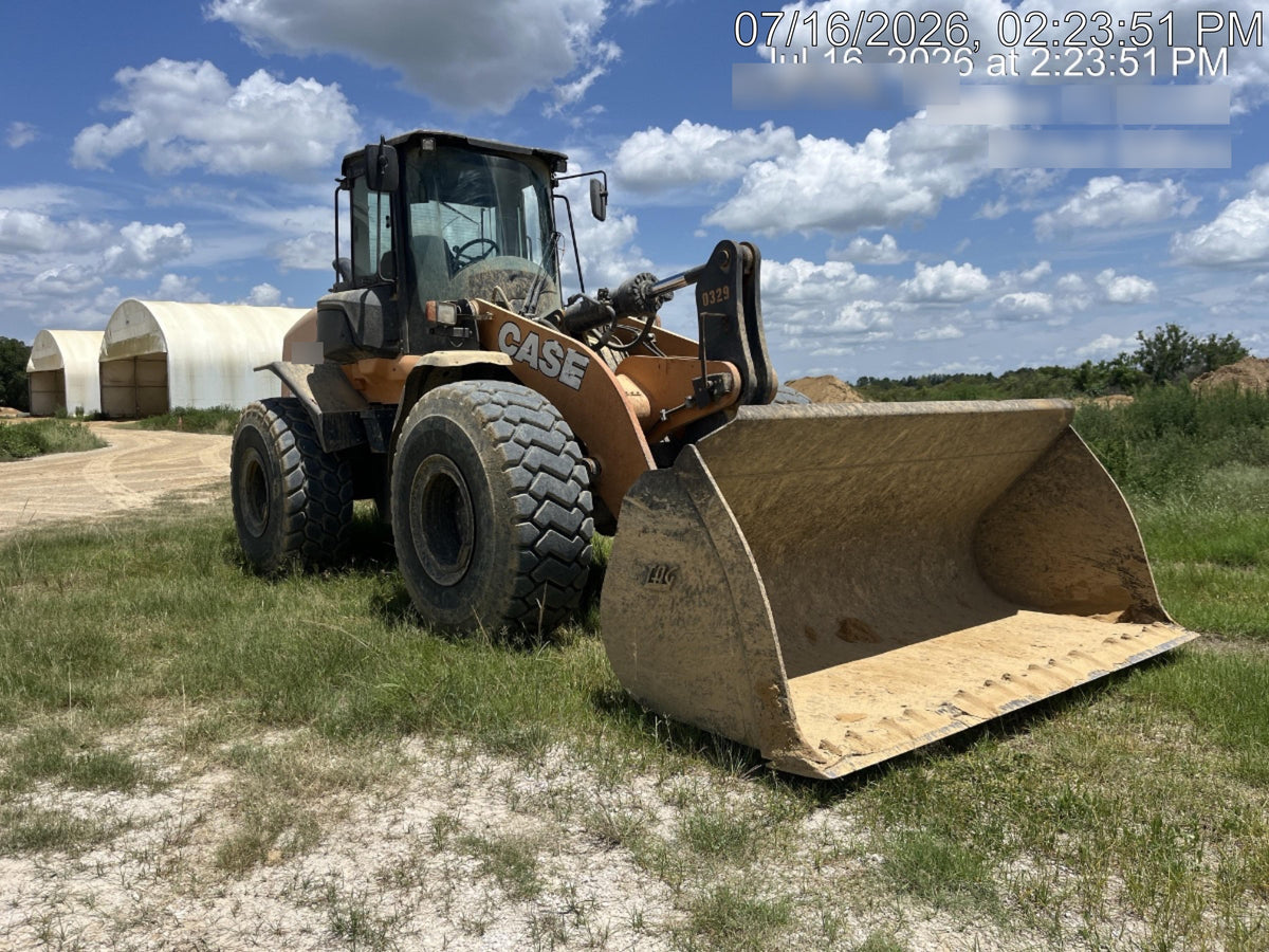 2017 Case 821G CLOSED CAB, JRB 418 STYLE HYD COUPLER