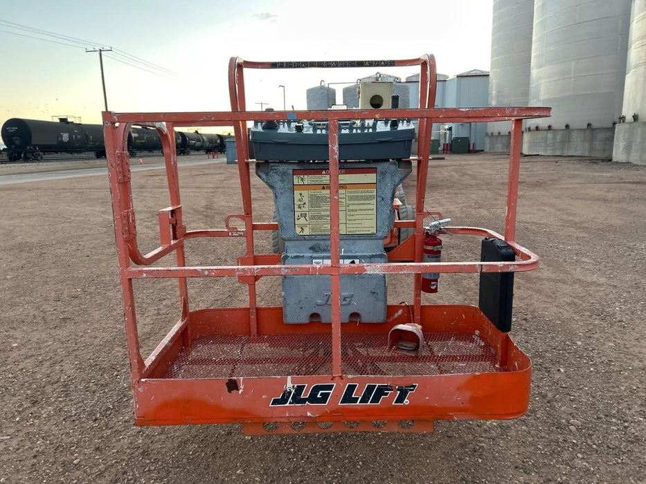 2016 JLG E450AJ