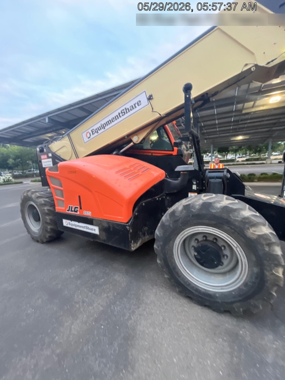 2021 JLG 1075