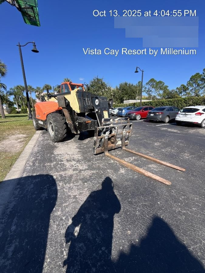2022 JLG 1075