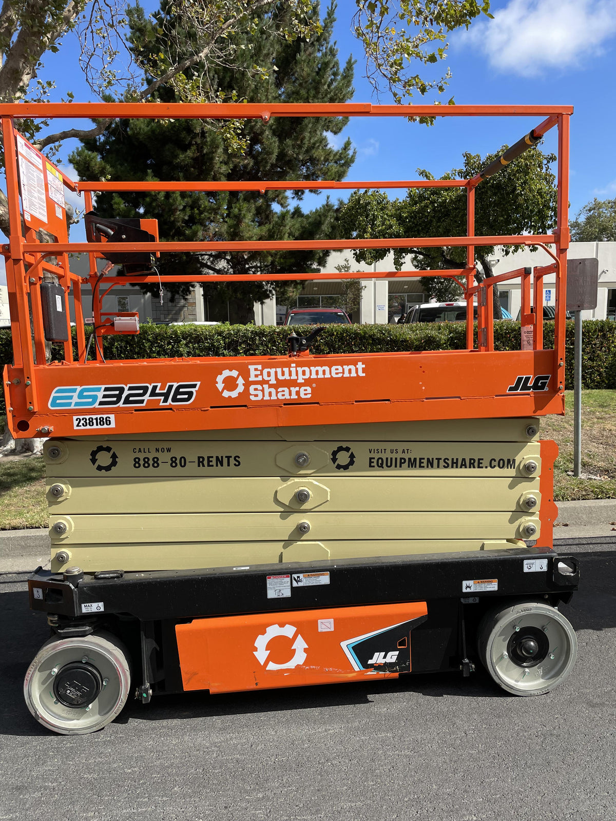 2022 JLG ES3246