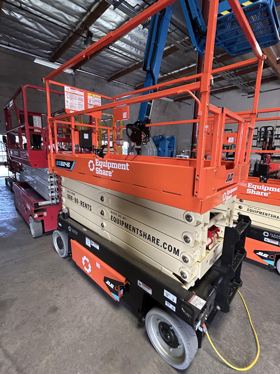2025 JLG ES3246