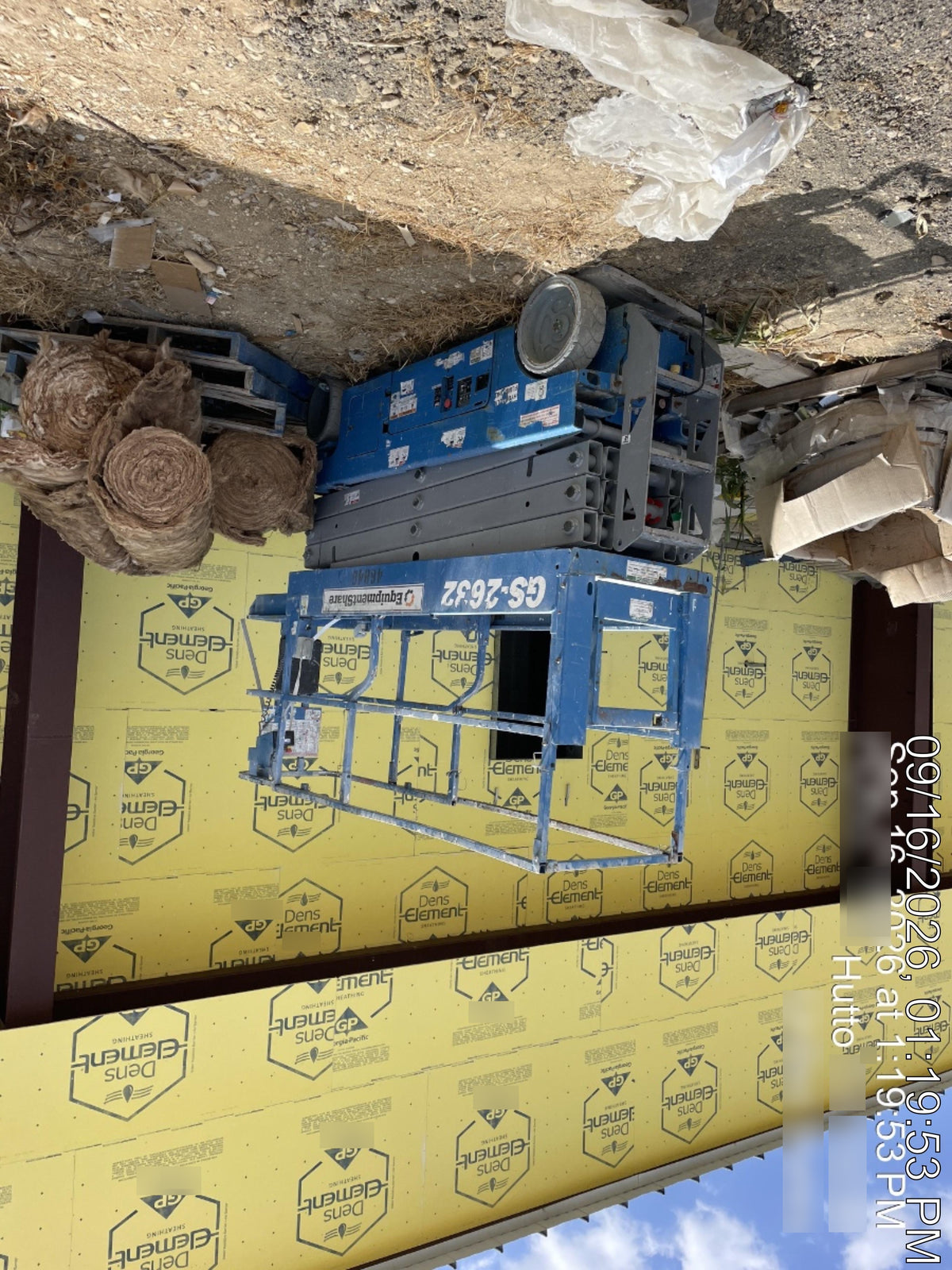 2019 Genie GS-2632 Folding rails with half height swing gate