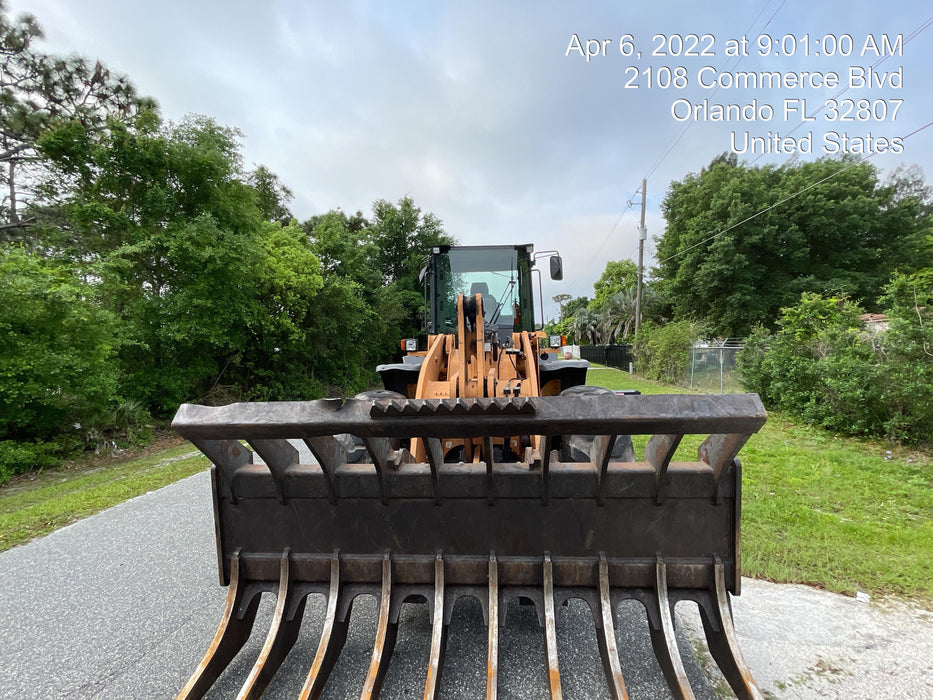 2016 Case 821F CLOSED CAB, JRB 418 STYLE HYD COUPLER
