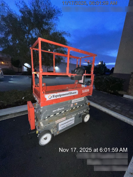 2020 Skyjack SJIII-3219 Solid NM Tires, Half height spring hinged entry gate, Dual Beacons, 800W Inverter