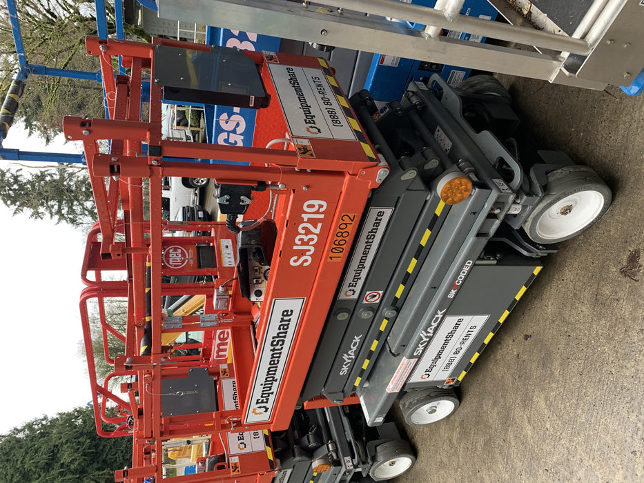 2020 Skyjack SJIII-3219 Solid NM Tires, Half height spring hinged entry gate, Dual Beacons, 800W Inverter