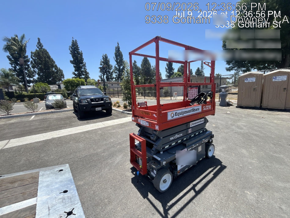 2020 Skyjack SJIII-3219 Solid NM Tires, Half height spring hinged entry gate, Dual Beacons, 800W Inverter