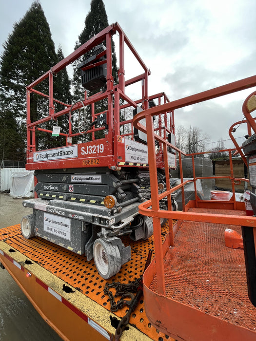 2020 Skyjack SJIII-3219 Solid NM Tires, Half height spring hinged entry gate, Dual Beacons, 800W Inverter