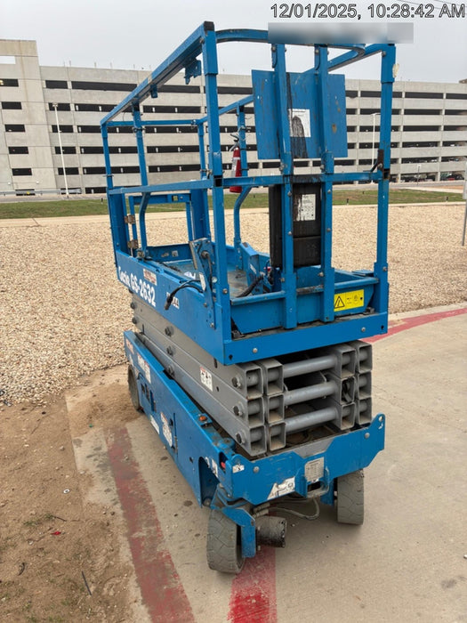 2019 Genie GS-2632 Folding rails with half height swing gate