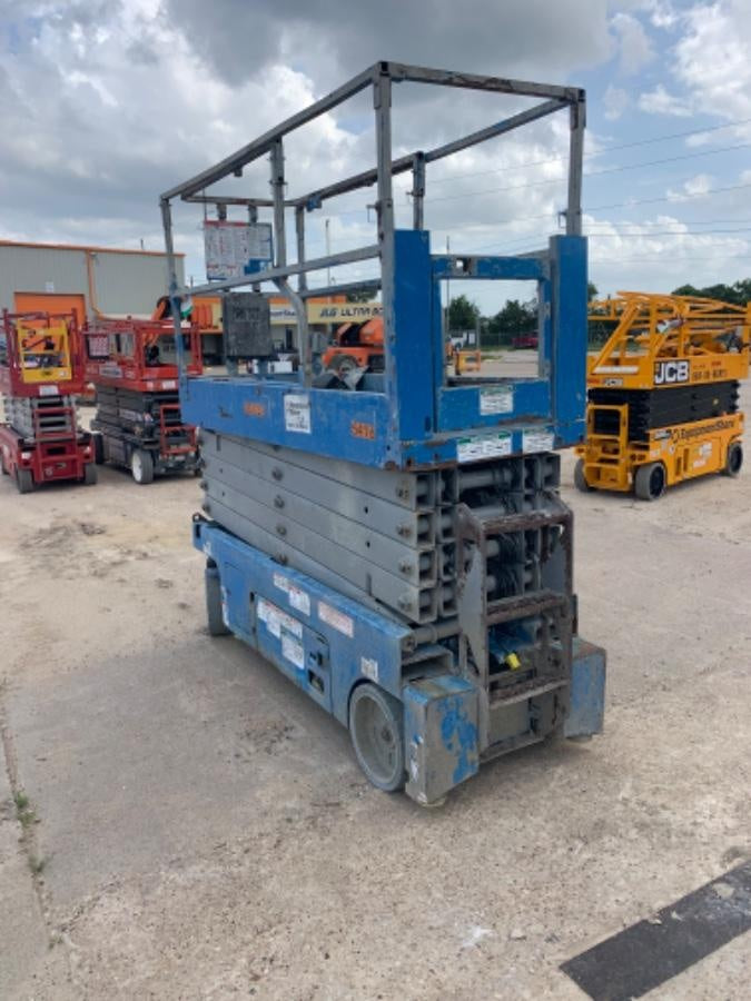 2017 Genie GS-3232 32' Narrow Electric Scissor Lift