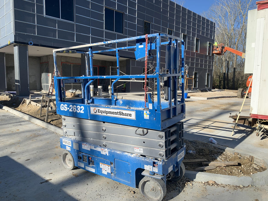 2019 Genie GS-2632 Folding rails with half height swing gate