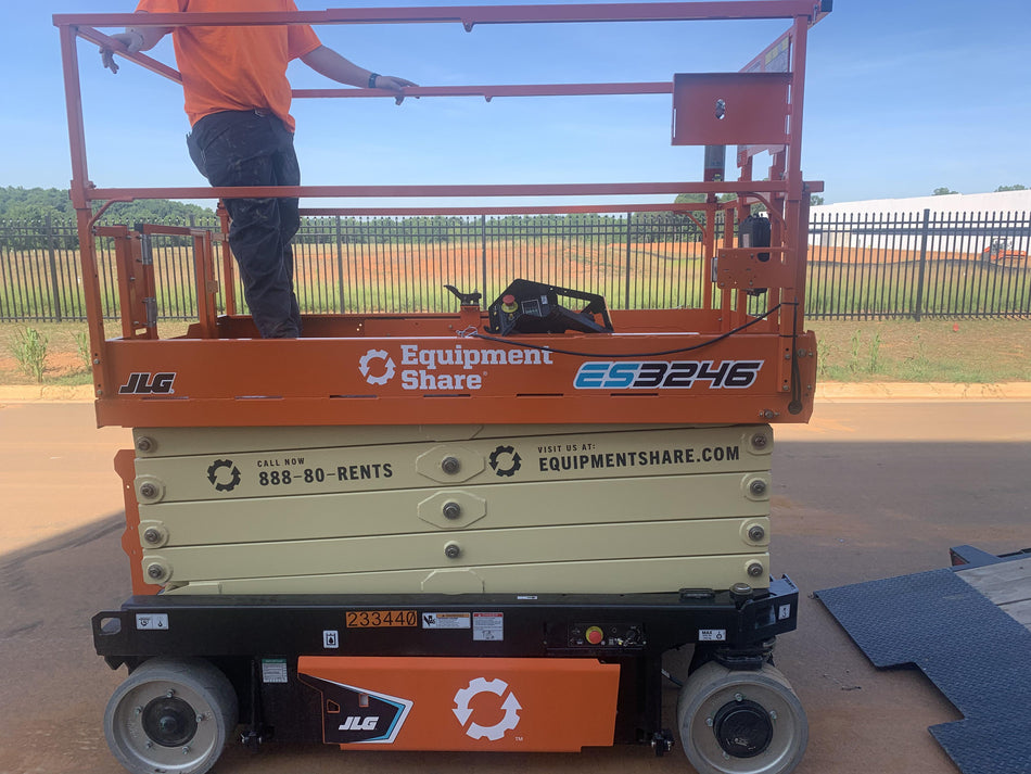 2022 JLG ES3246