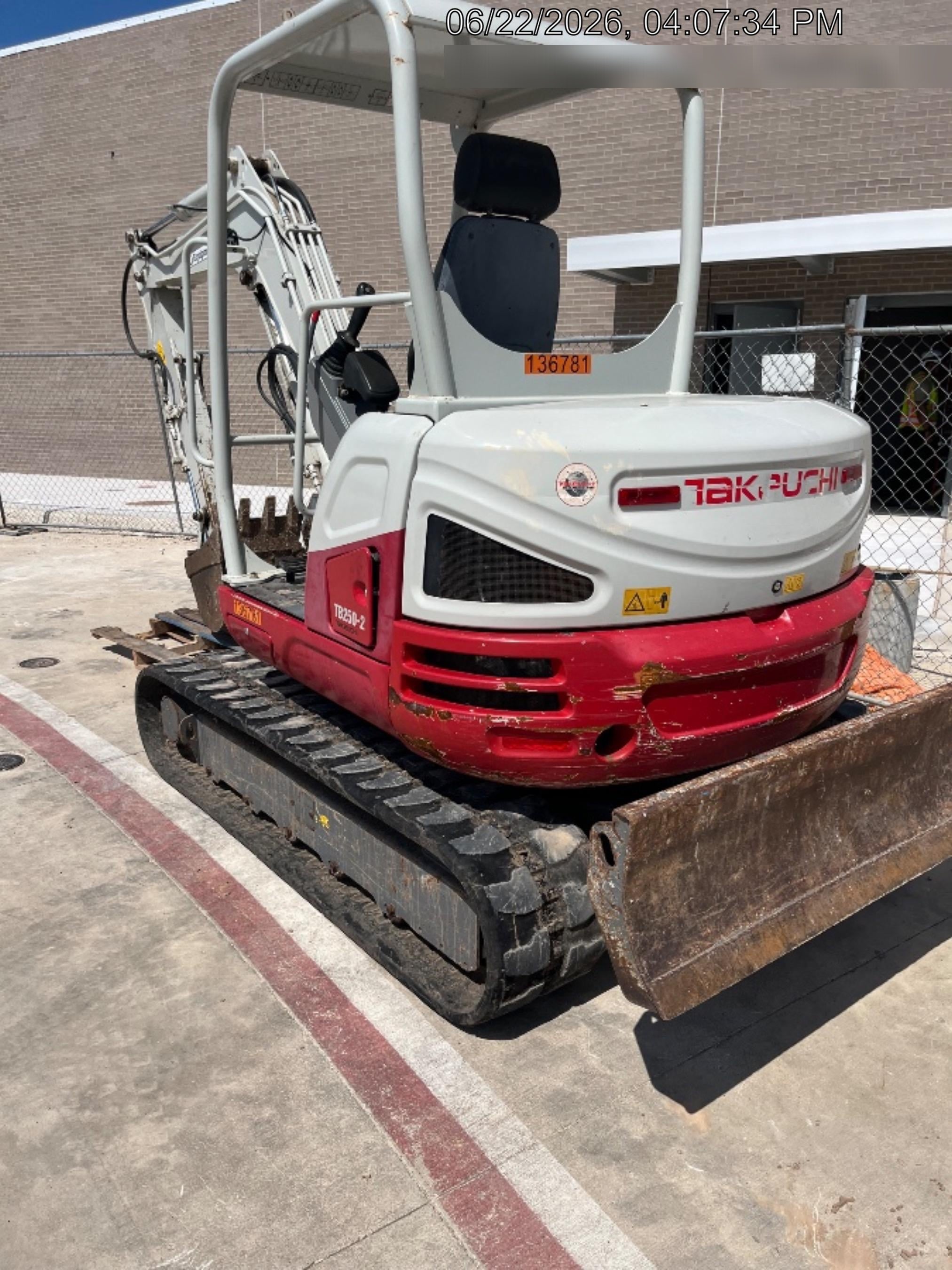 2021 TAKEUCHI TB250-2