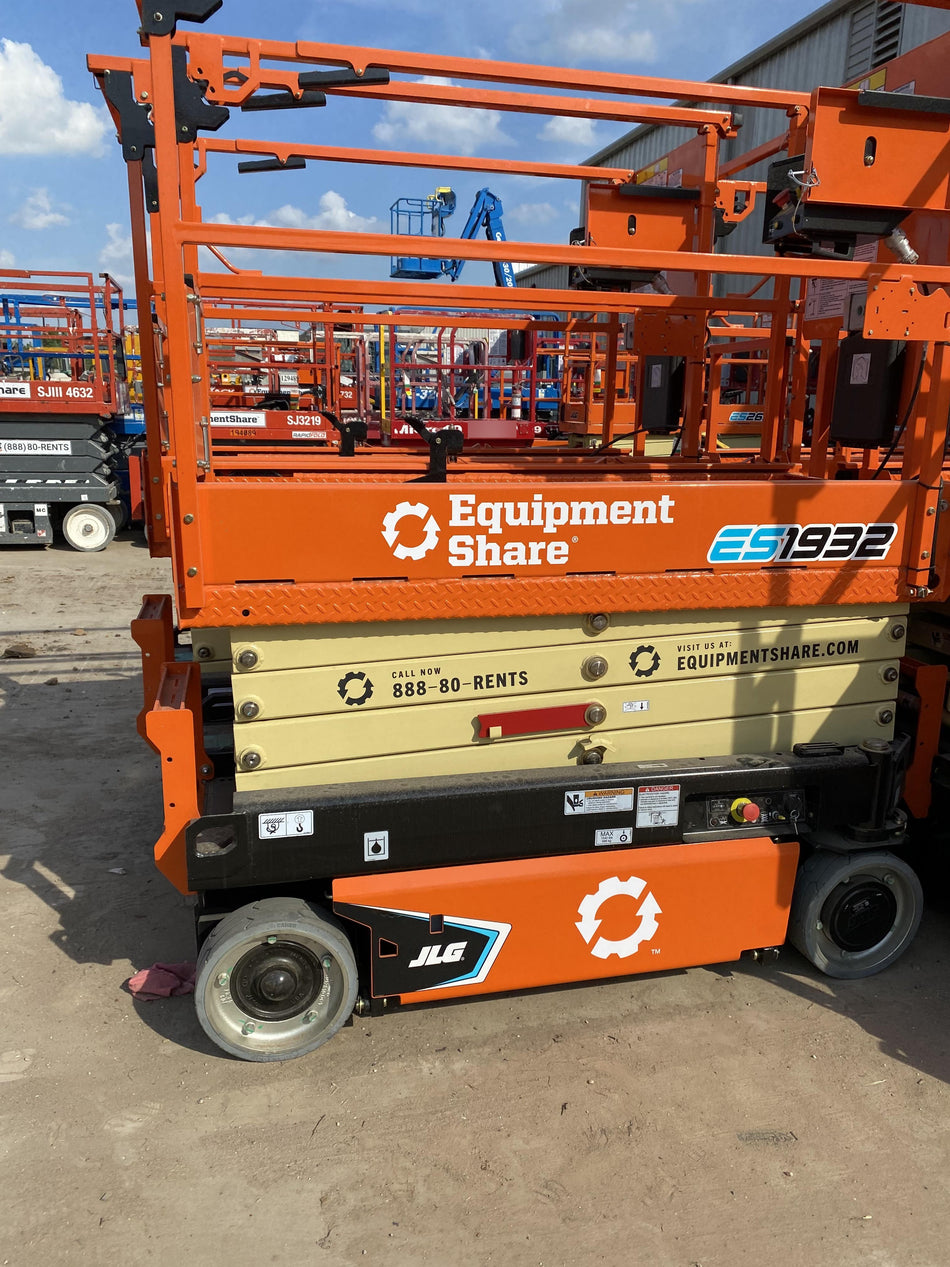 2023 JLG ES1932
