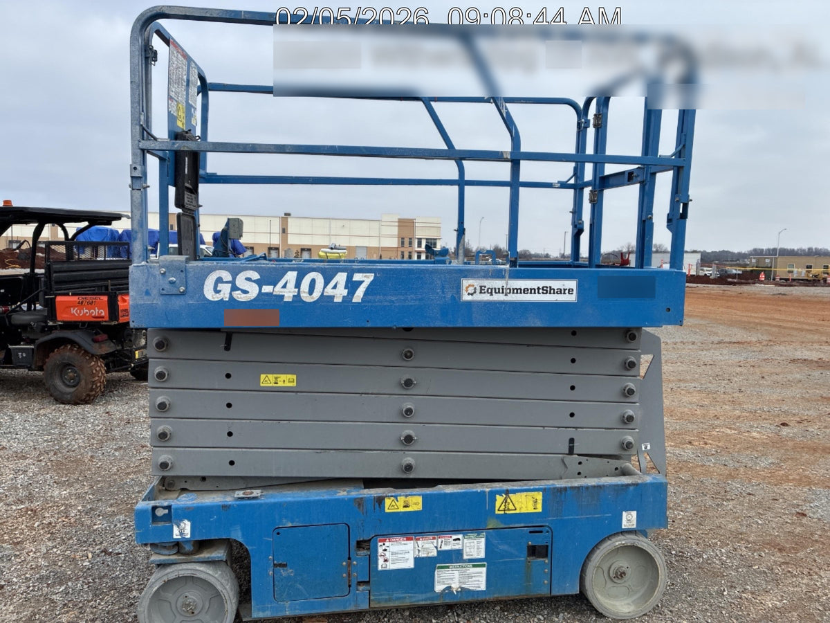 2019 Genie GS-4047 Folding rails with half height swing gate