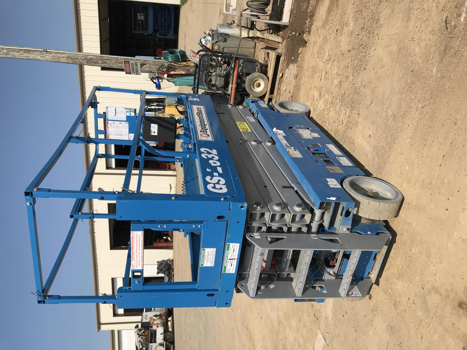 2019 Genie GS-2632 Folding rails with half height swing gate