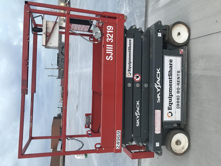 2019 Skyjack SJIII-3219 Solid NM Tires, Half height spring hinged entry gate, Dual Beacons, 800W Inverter