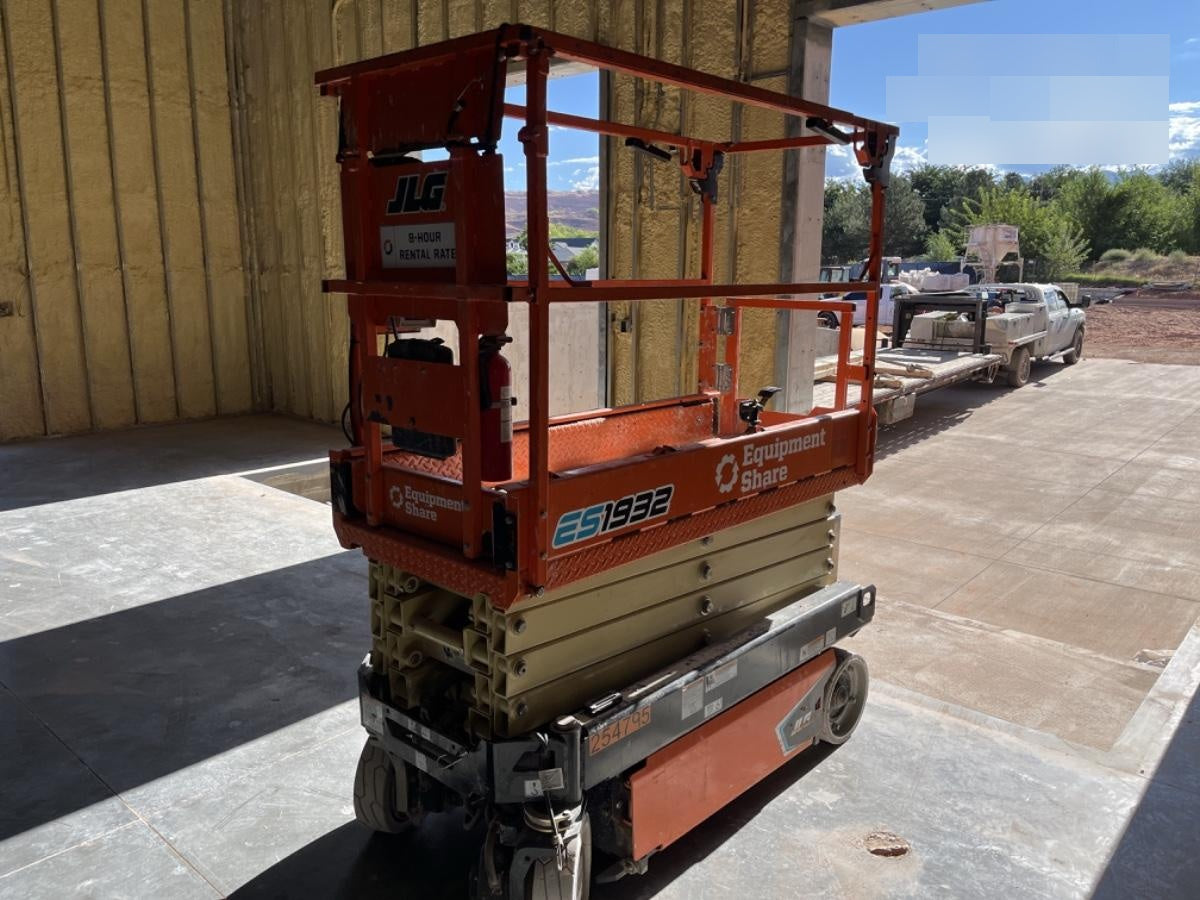 2022 JLG ES1932