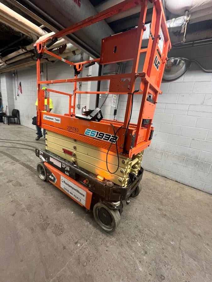 2022 JLG ES1932