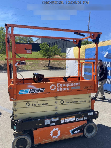 2023 JLG ES1932