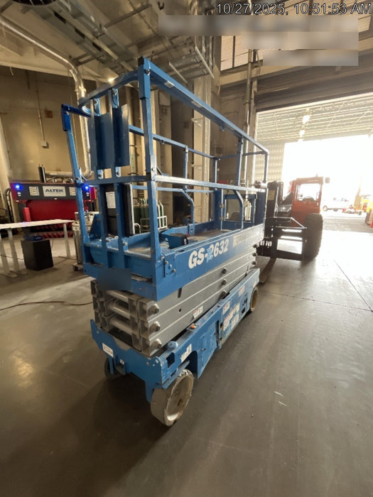 2019 Genie GS-2632 Folding rails with half height swing gate