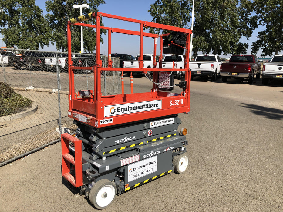 2020 Skyjack SJIII-3219 Solid NM Tires, Half height spring hinged entry gate, Dual Beacons, 800W Inverter