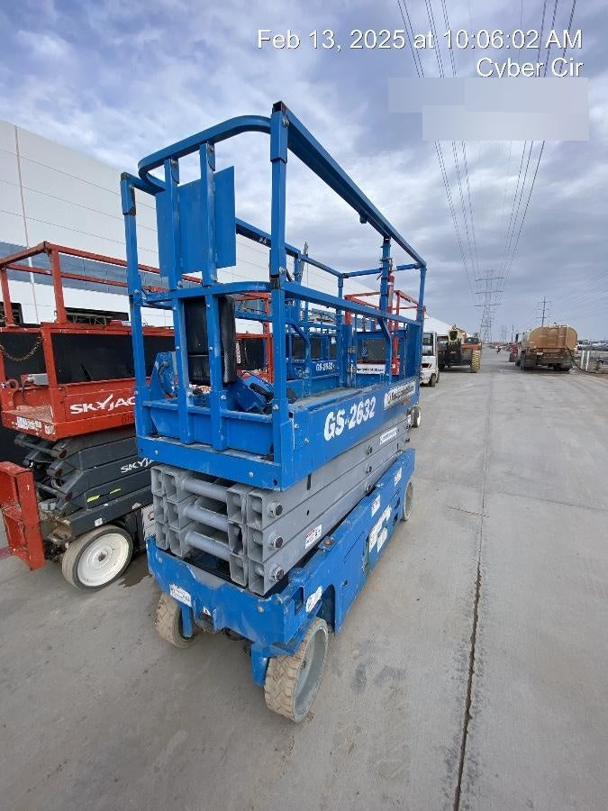2019 Genie GS-2632 Folding rails with half height swing gate