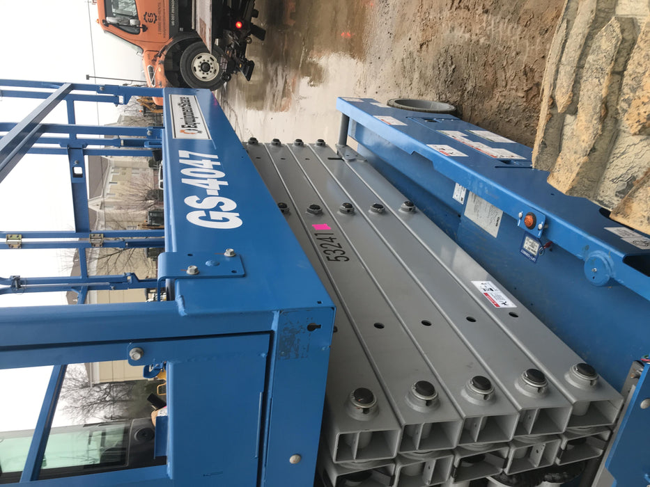 2019 Genie GS-4047 Folding rails with half height swing gate