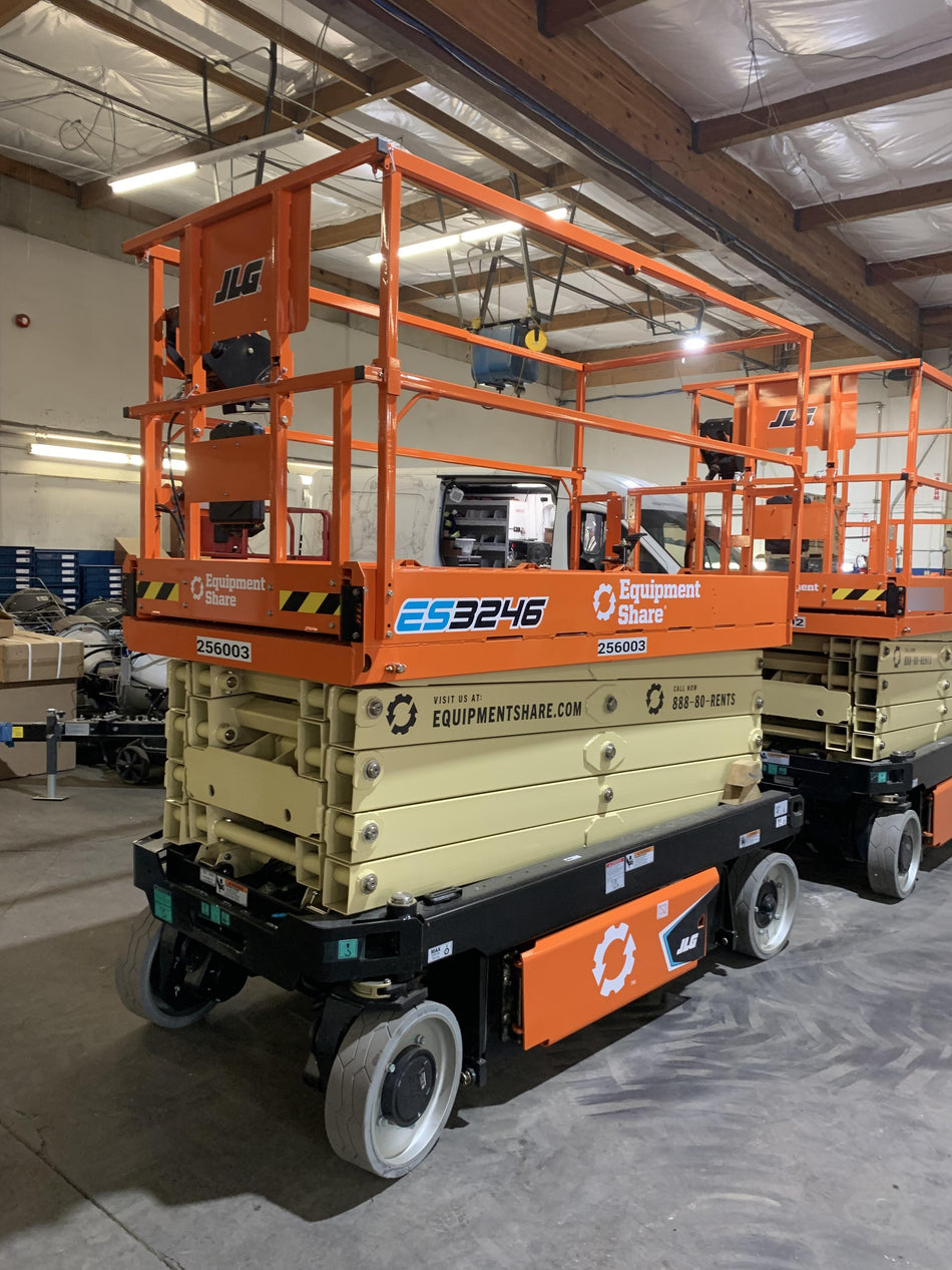 2022 JLG ES3246