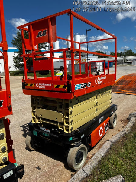 2022 JLG ES3246
