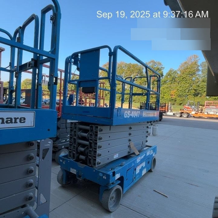 2019 Genie GS-4047 Folding rails with half height swing gate