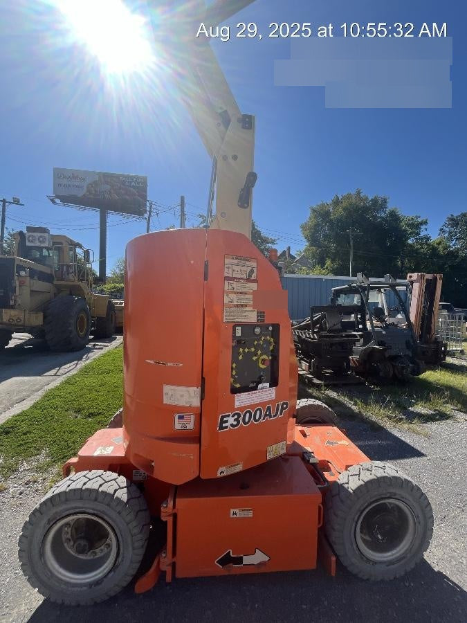 2019 JLG E300AJP