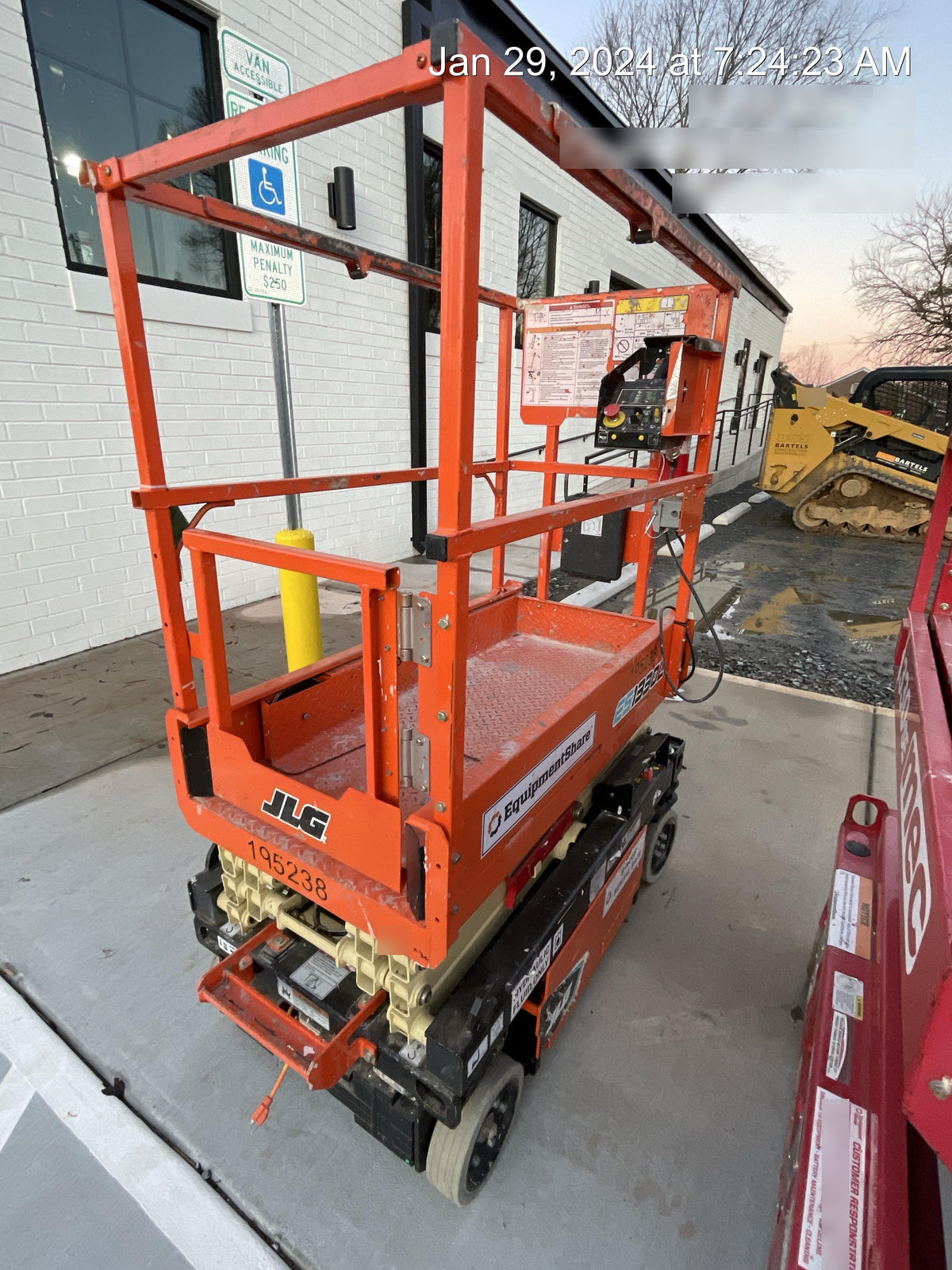2021 JLG ES1330L