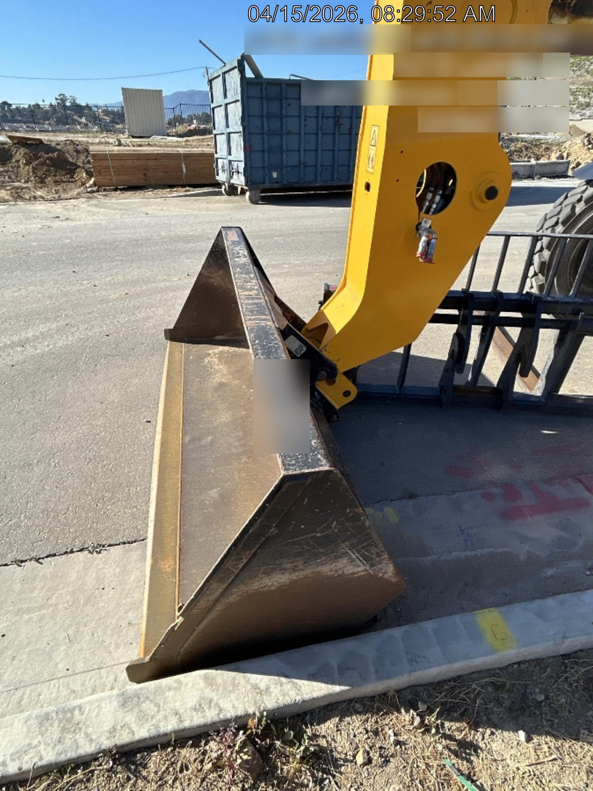 2022 JLG 1001100823
