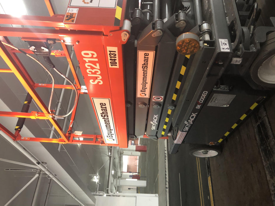 2020 Skyjack SJIII-3219 Solid NM Tires, Half height spring hinged entry gate, Dual Beacons, 800W Inverter