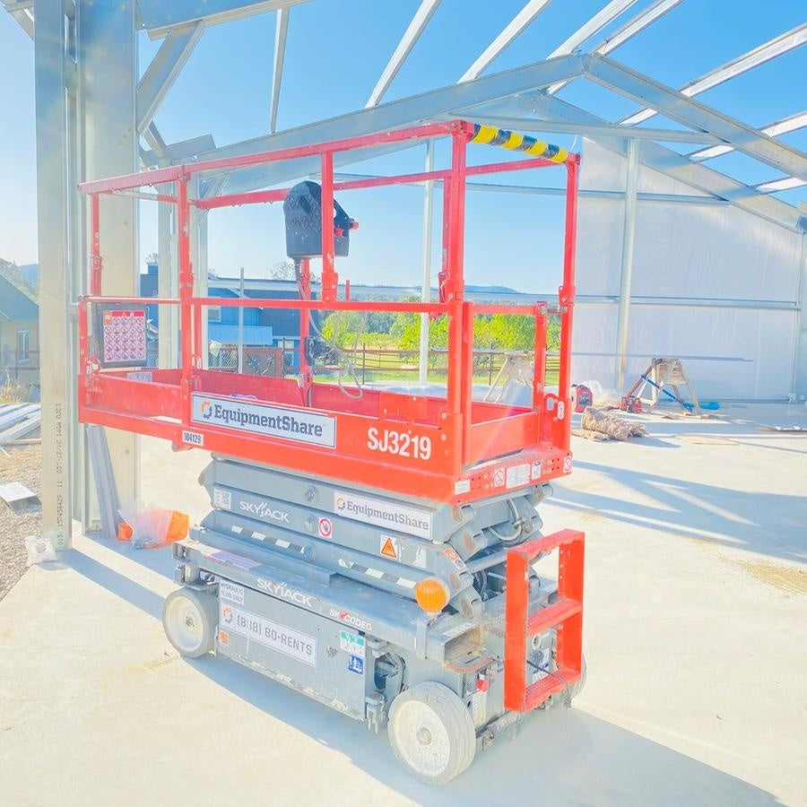 2020 Skyjack SJIII-3219 Solid NM Tires, Half height spring hinged entry gate, Dual Beacons, 800W Inverter