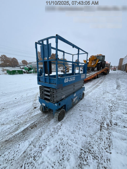 2019 Genie GS-2632 Folding rails with half height swing gate